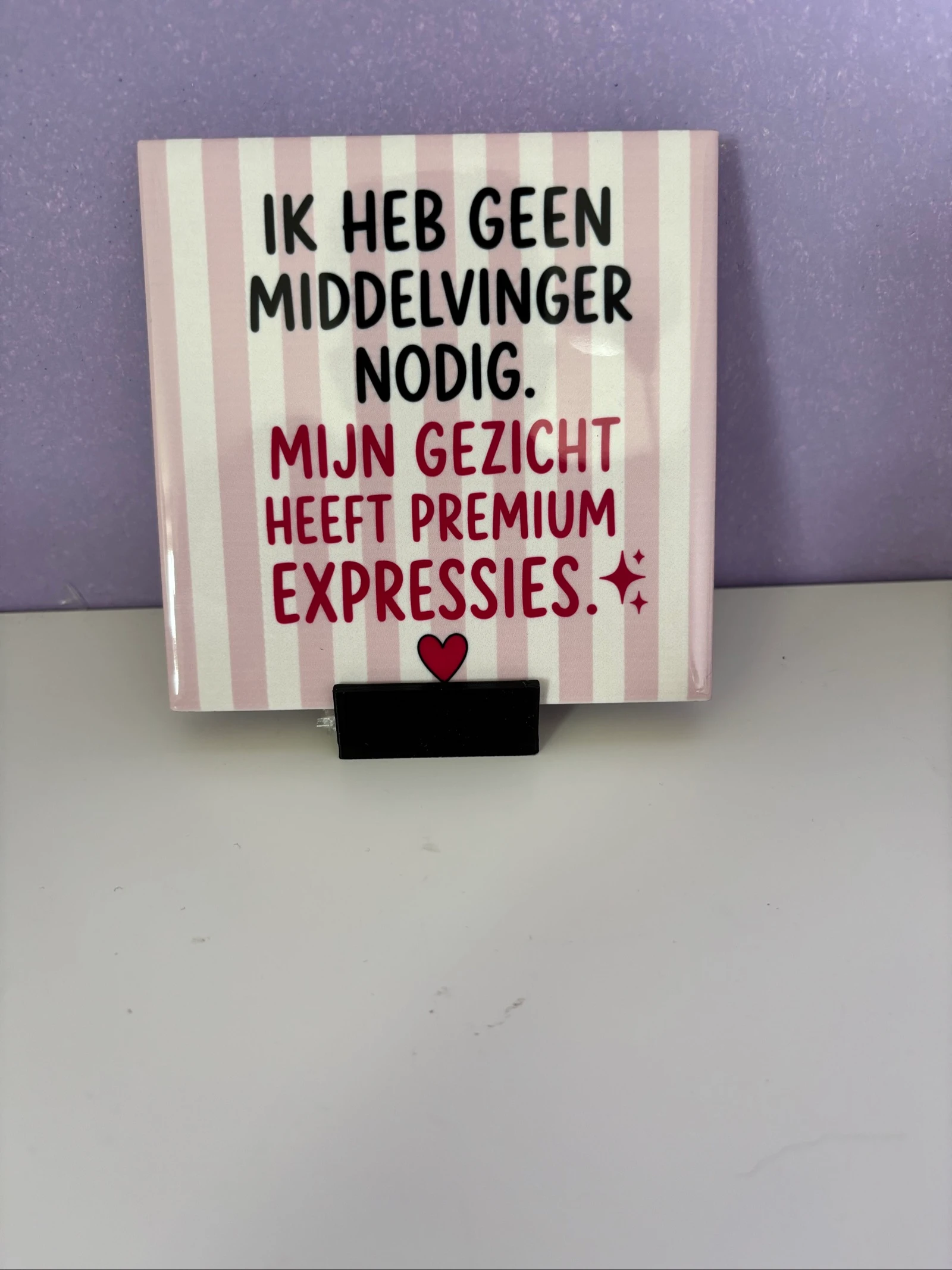 Ik heb geen middelvinger nodig. Mijn gezicht heeft premium expressies. 🤭